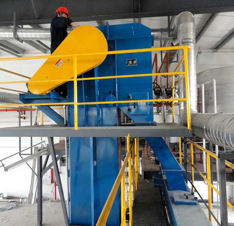 江門制漆廠現(xiàn)場板鏈提升機(jī)圖片